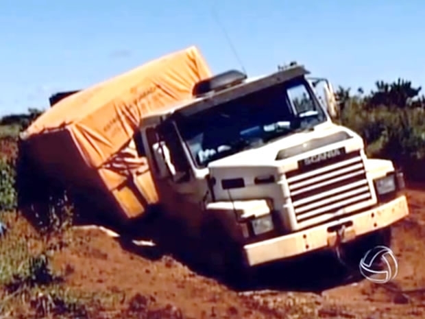 Caminho ficou atolado em burado na MT-358 no interior de Mato Grosso