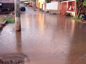 Ruas ficaram alagadas aps temporal em Cuiab.