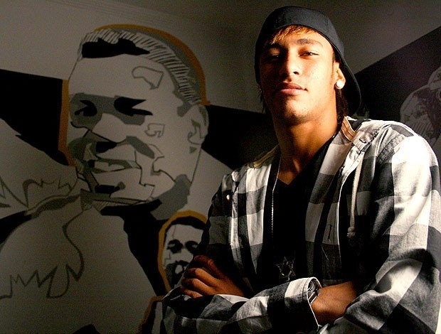 Neymar treina faltas diariamente para acertar nos jogos