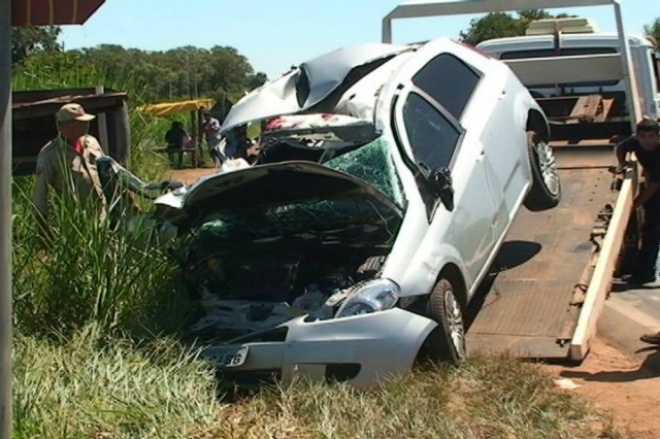 Veculo Punto teria perdido o controle ao passar por quebra-molas e bateu na traseira de um caminho