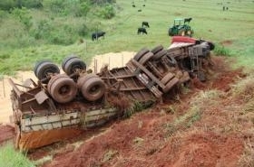 O veculo ficou totalmente destrudo e a carga de soja espalhada pelo local do acidente