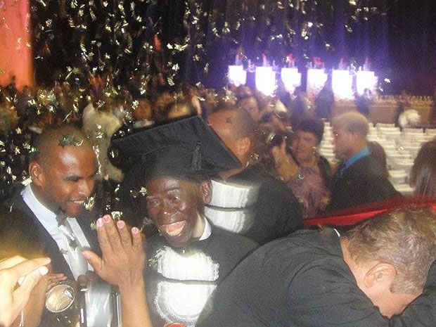 Teixeira comemora com familiares e amigos na formatura de direito