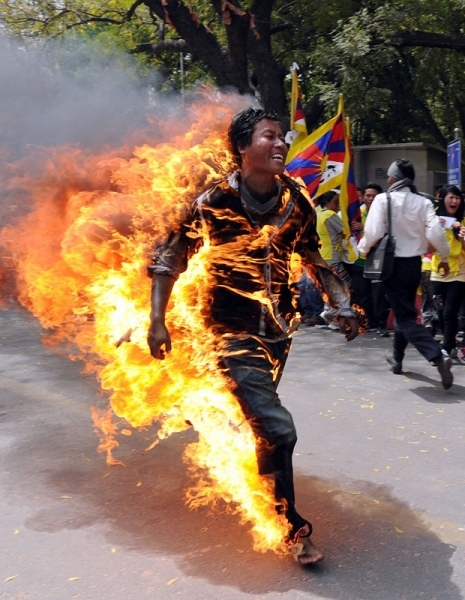 Janphel Yeshi colocou fogo no prprio corpo em protesto.