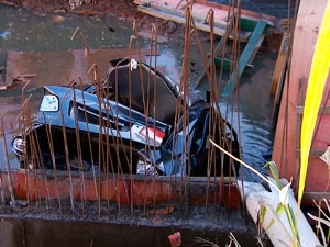 Veculo em fuga caiu em ribanceira na BR-324.