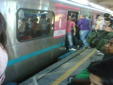 Homens s�o flagrados dentro de vag�o exclusivo para mulheres na esta��o de Madureira