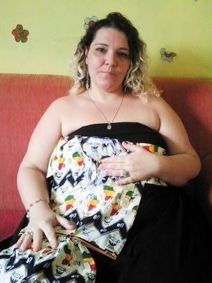 Josinete segura roupa do filho presenteada pela av africana.