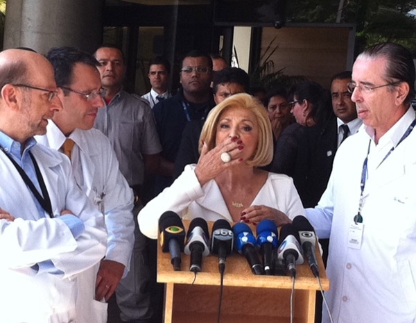 Hebe manda beijo na porta do hospital, onde estava desde o dia 11