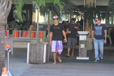 Caio Castro vai a restaurante na Barra, no Rio, de toalha na cintura e descalo 
