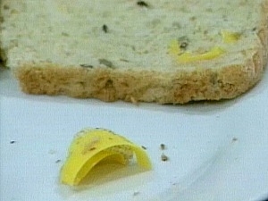 Pedaos de plstico so encontrado em fatias de po em Santa Maria