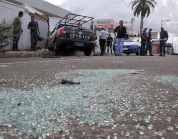 Com o impacto da batida, carro derrubou muro de residncia