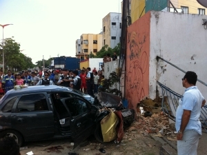 Carro atingiu mulher grvida, criana e homem em calada.