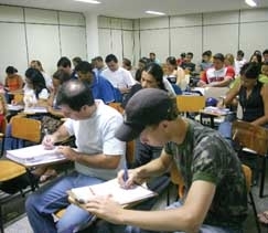 Candidatos fazem prova: para o cargo de controlador municipal, concorrncia ser de 281 por vaga