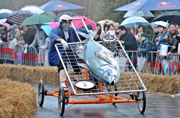 Veculo feito em casa tem uma grelha e peixe gigantes em competio
