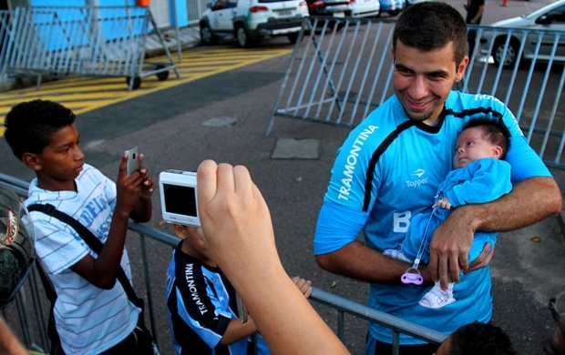 Andr Lima d colo para o beb de 36 dias