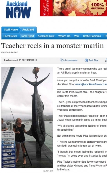 Jorda Pike-Taylor posa ao lado do marlim azul de 149,9 quilos.