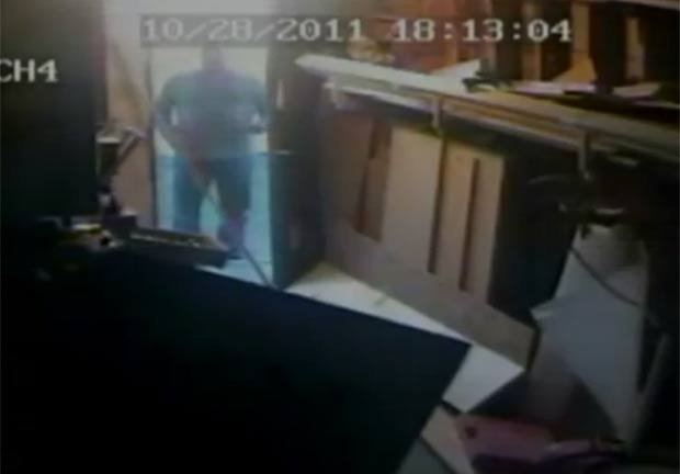 Advogado Raymond Van Arnam pegou 1 ms de cadeia aps invadir casa.