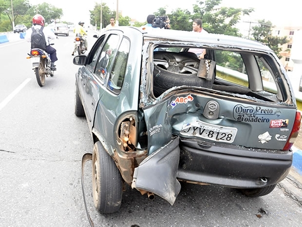 Vidro traseiro do carro quebrou com o impacto do acidente.