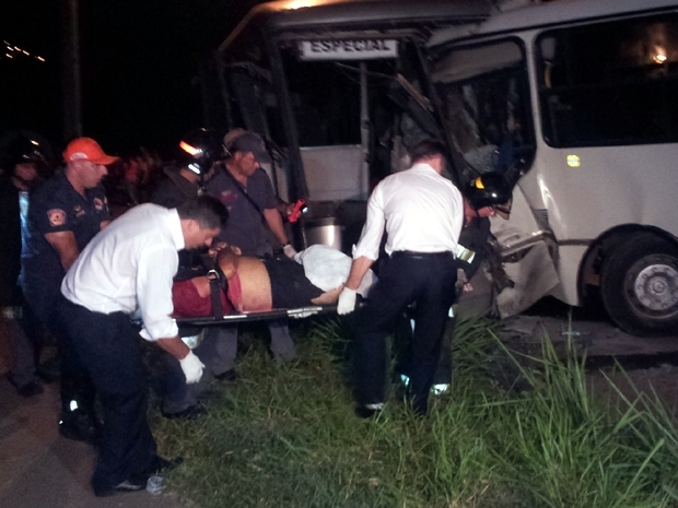 Vtima de coliso entre nibus  socorrida em Rio Claro.