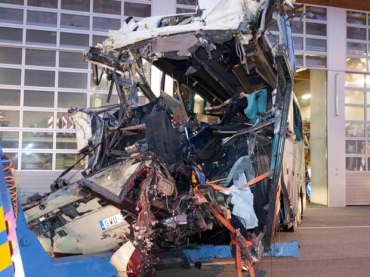 Destro�os de �nibus que bateu numa parede do t�nel na Su��a. 