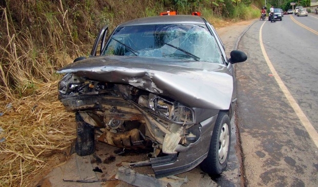 Um dos veculos envolvidos na coliso ficou com a frente destruda.