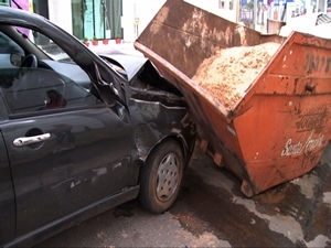 Mulher perde controle da direo e bate em continers