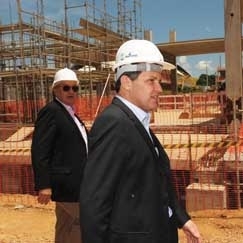 Silval Barbosa acompanha a vistoria de tcnicos da Fifa: ele quer um jogo da Seleo em Cuiab