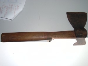 Polcia Militar apreendeu machado usado no crime.
