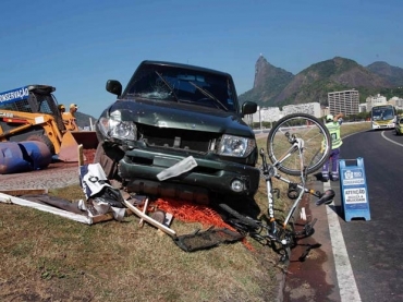 Carro invadiu ciclovia no Aterro do Flamengo na manh desta sexta (9).