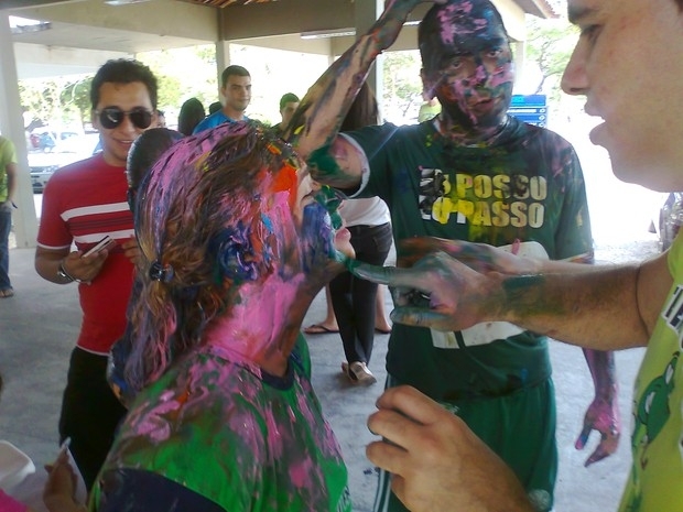 Na matrcula para o curso de medicina no Cear, Ngela foi pintada por veteranos.