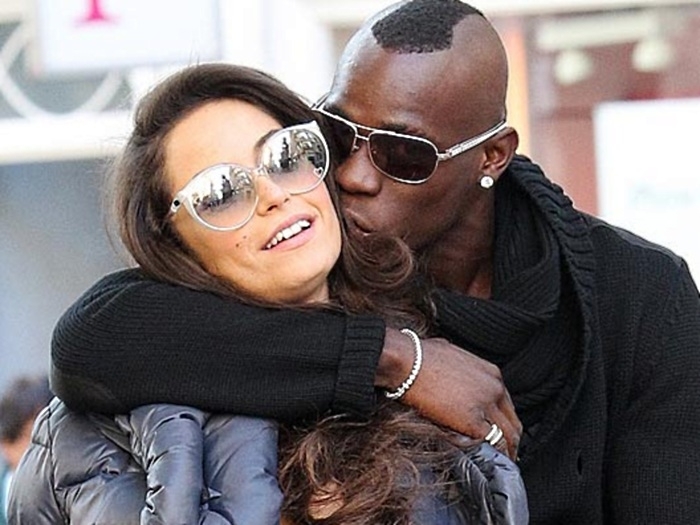Balotelli e a namorada Raffaella Fico continuam juntos aps polmica do jogador