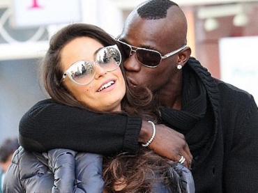 Balotelli e a namorada Raffaella Fico continuam juntos aps polmica do jogador