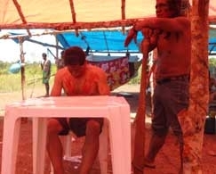 Manoel Aparecido, no momento em que sofria tortura dos Caiap�s: dire��o da Funai deve uma resposta