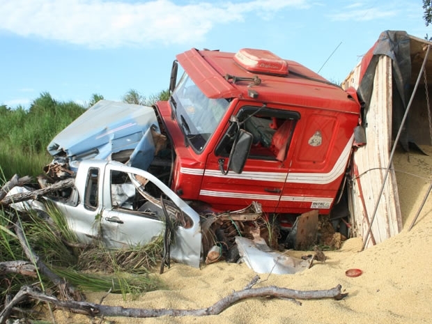 Motorista tentou fazer ultrapassagem e acabou batendo em carreta na BR-158.