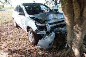 Motorista perdeu o controle e bateu na rvore