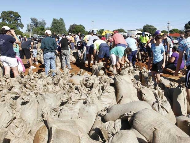 Moradores de Wagga Wagga, na Austrlia, erguem diques para conter inundaes causadas pela cheia do Rio Murrumbidgee.
