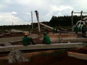 Trabalhadores colocavam as pilastras, quando aconteceu o acidente