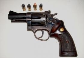 Revlver foi encontrado na residncia do suspeito e apreendido pela PM