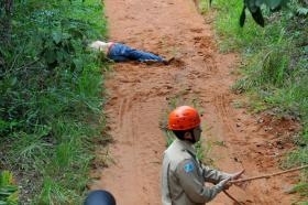 Corpo foi encontrado ensanguentado prximo a um pedao de pau