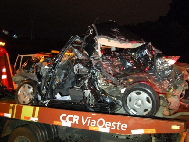 Carro atingido pelo caminho precisou ser guinchado.