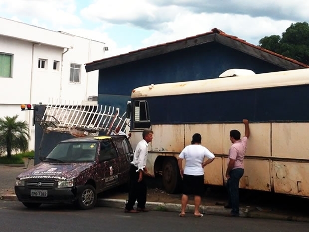 Apesar do impacto, ningum ficou ferido no acidente em Cuiab.