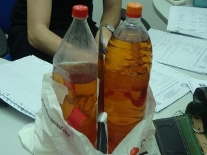 Gasolina seria usada para atear fogo na mulher, segundo a pol�cia.