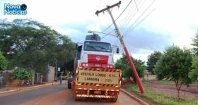 Caminh�o da usina quase derruba poste de eletricidade