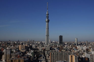 Tokyo Sky Tree � vista entre edif�cios de T�quio, que ao seu lado parecem baixos