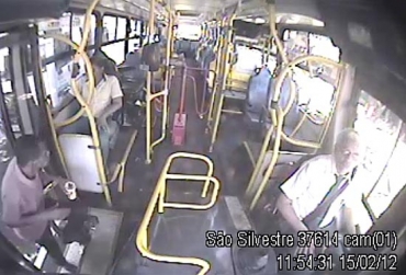 Suspeito de estupro passa pela catraca em nibus no Rio