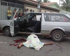 Corpo de Raimundo Fagundes de Lima, de 54 anos: ele tentou perseguir assaltantes e acabou morto