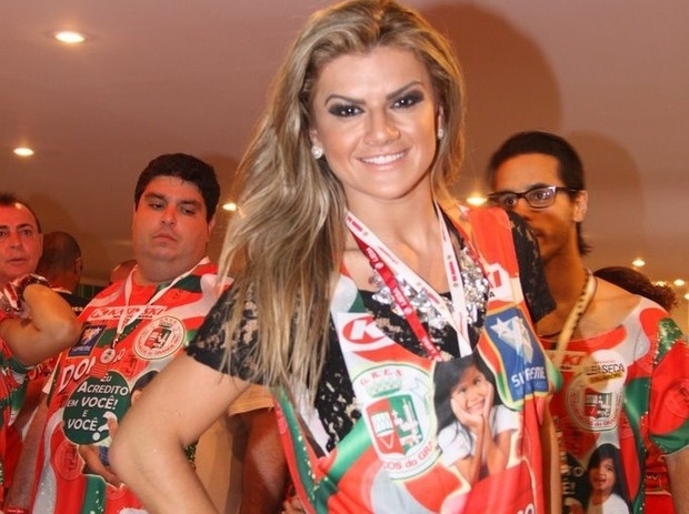 Mirella Santos em camarote da Sapuca�