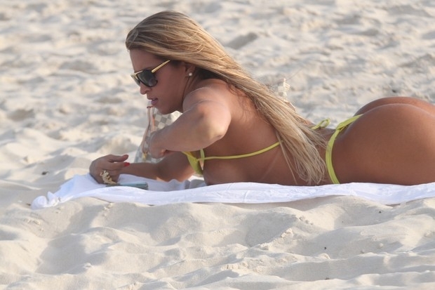 A musa da Viradouro Dani Vieira curte praia