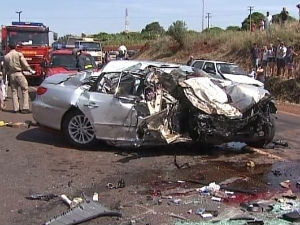 Carro em que estava parente de Tel ficou destrudo.