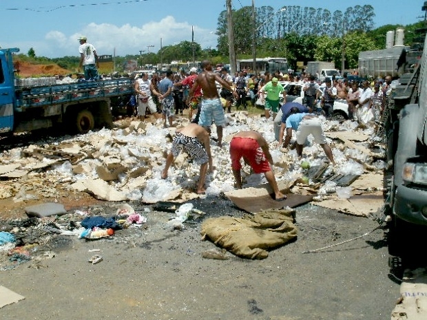 Alm da PRF, a Polcia Militar tambm foi acionada para conter a confuso.