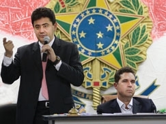 Ao lado do secretrio Eder Moraes, o prefeito Tio da Zaeli participa da audincia pblica sobre o Veculo Leve sobre Tr